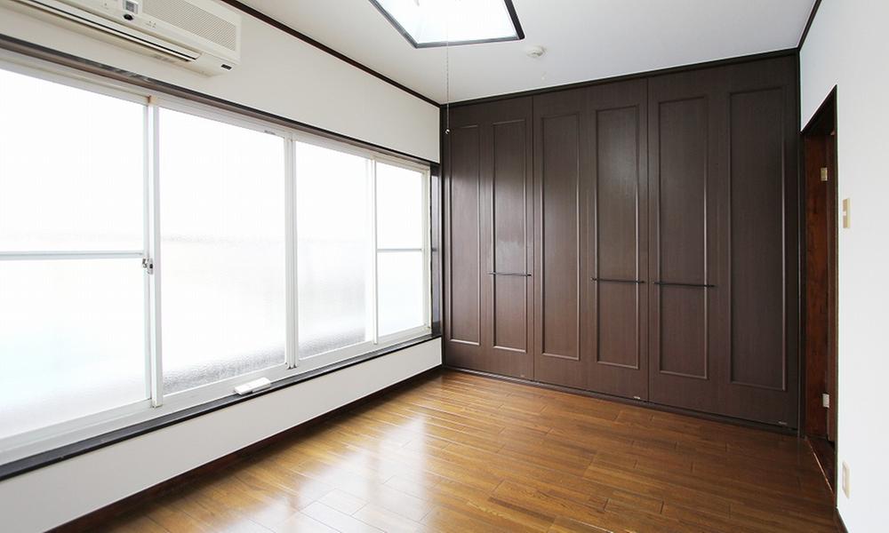 Other introspection. The third floor Western-style room