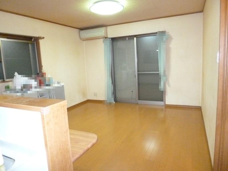 Living. LD space in contact with the face-to-face kitchen