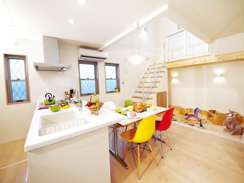 Model house photo. Model house with kids living. From the kitchen, Devised to Mimamoreru a space for children to play. Lower one stage, Also it benefits the toy does not mess up.