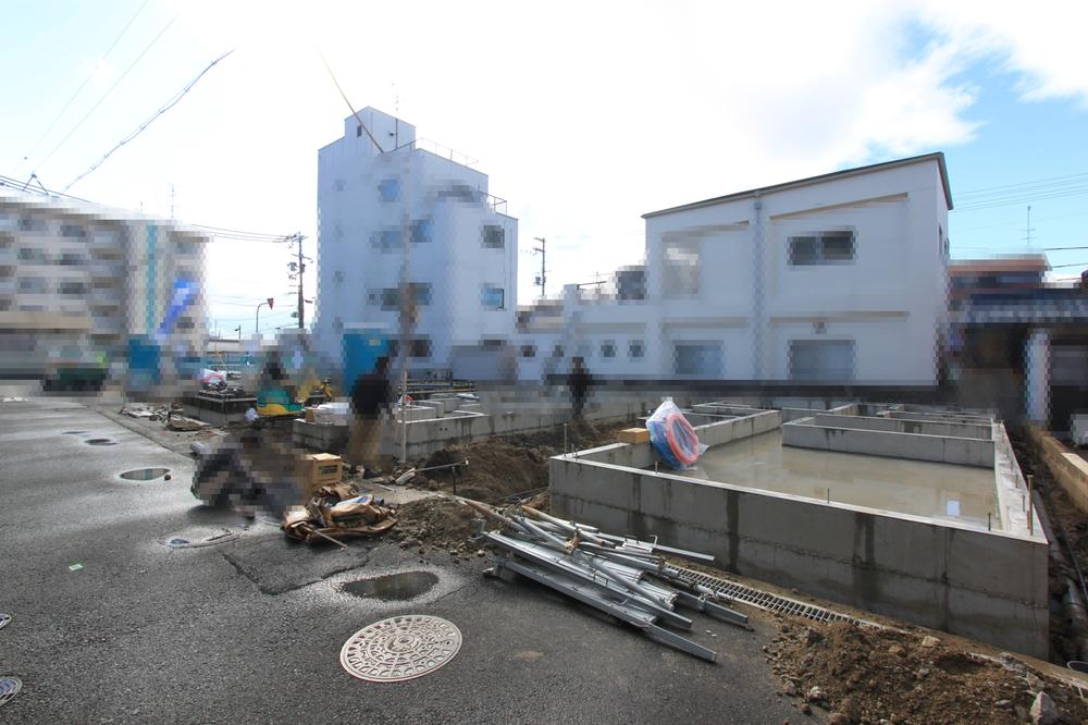 Local photos, including front road. ◆ Subdivision