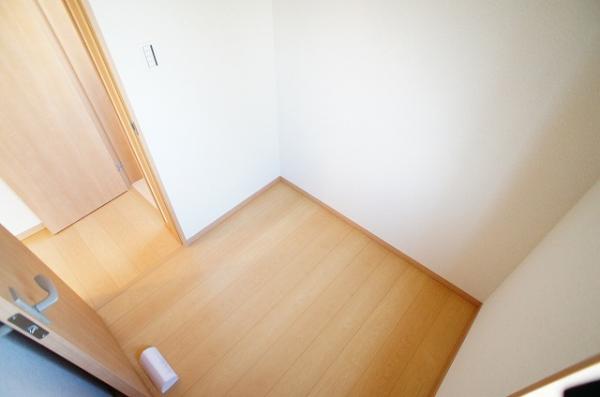 Receipt. Spacious walk-in closet.