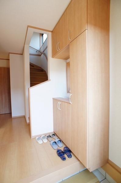 Entrance. Entrance storage