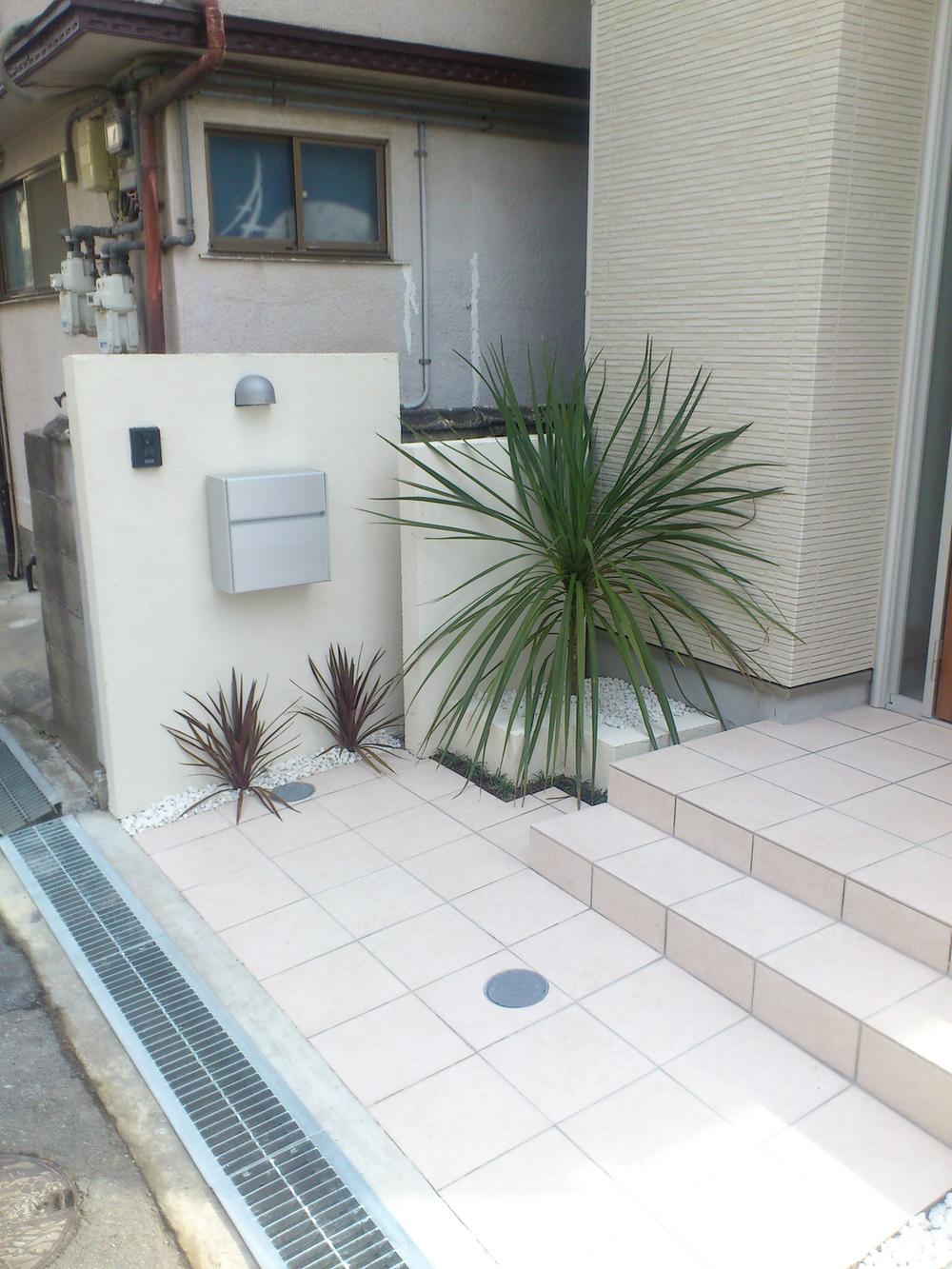 Local appearance photo. Photographed by local model house White hand-painted entrance wall Silver post has pun.