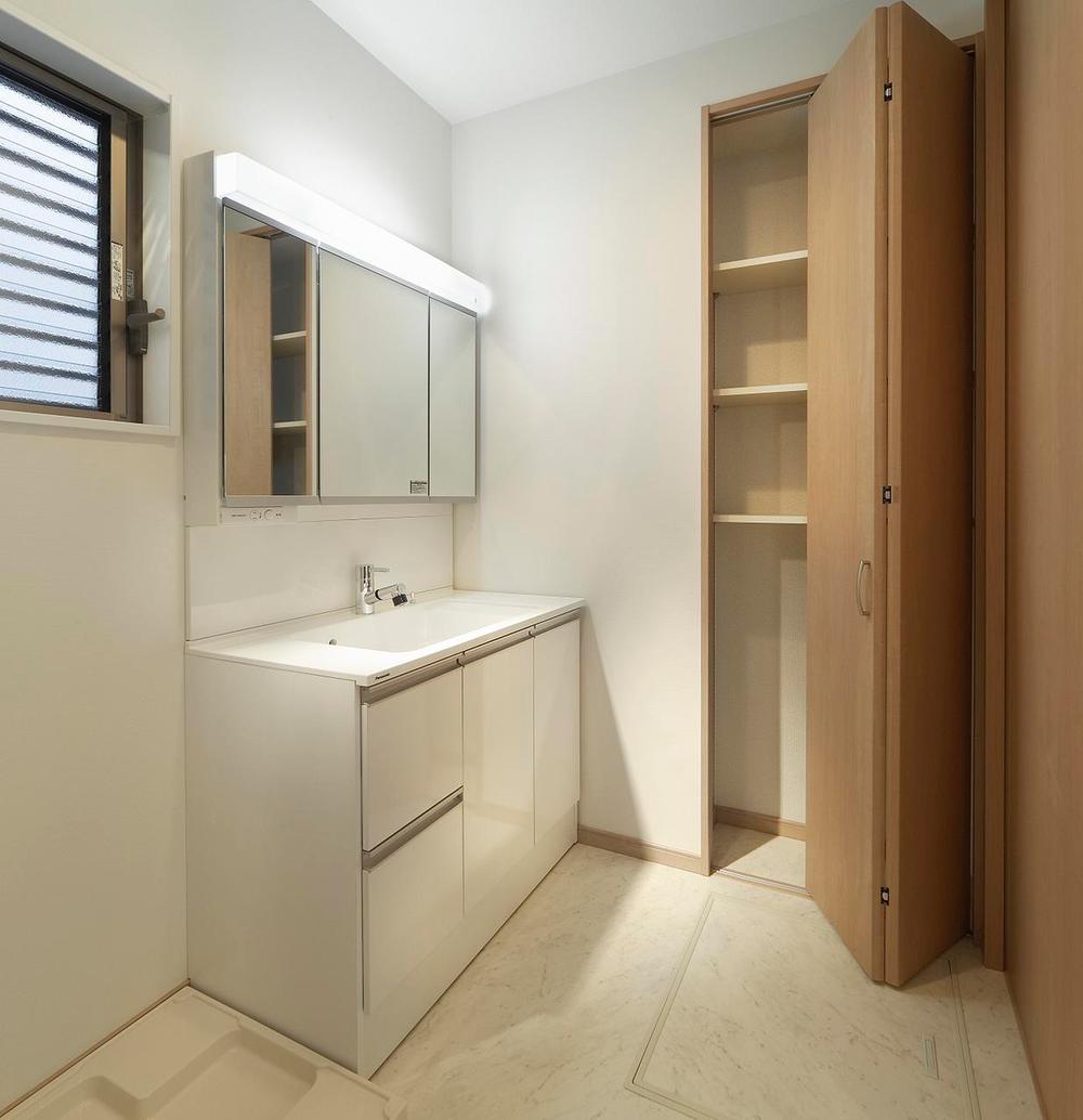 Wash basin, toilet. Photographed by local model house