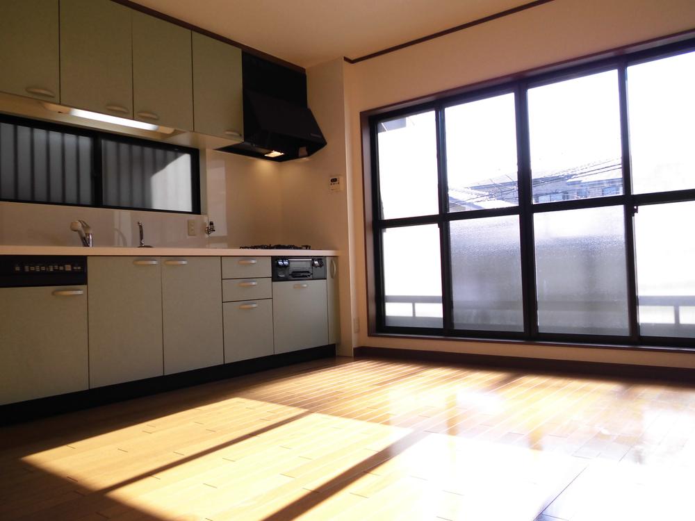 Living. South-facing bright living! 