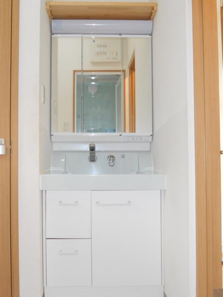 Wash basin, toilet. Indoor (12 May 2013) Shooting