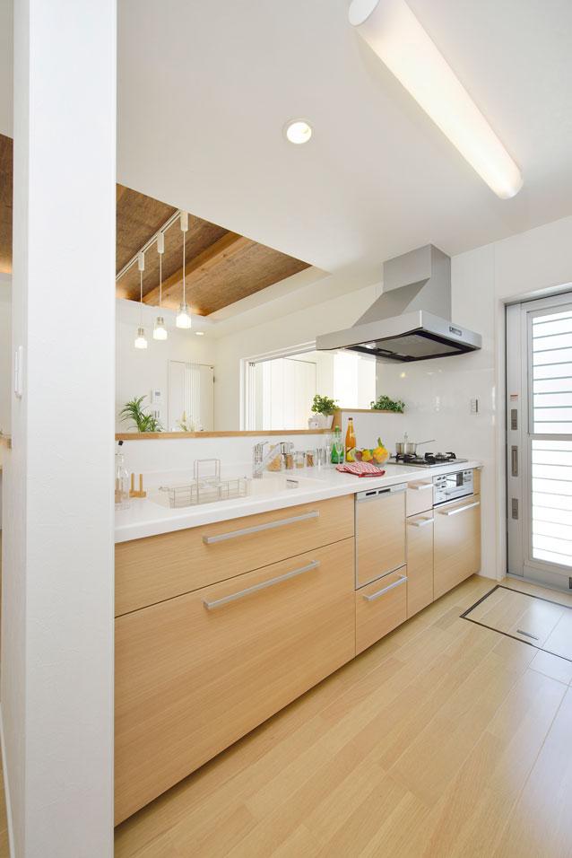 Kitchen. System kitchen of TOTO. Standard equipment with the dish washing dryer the water purification function mounted faucet. We support the housework of wife.