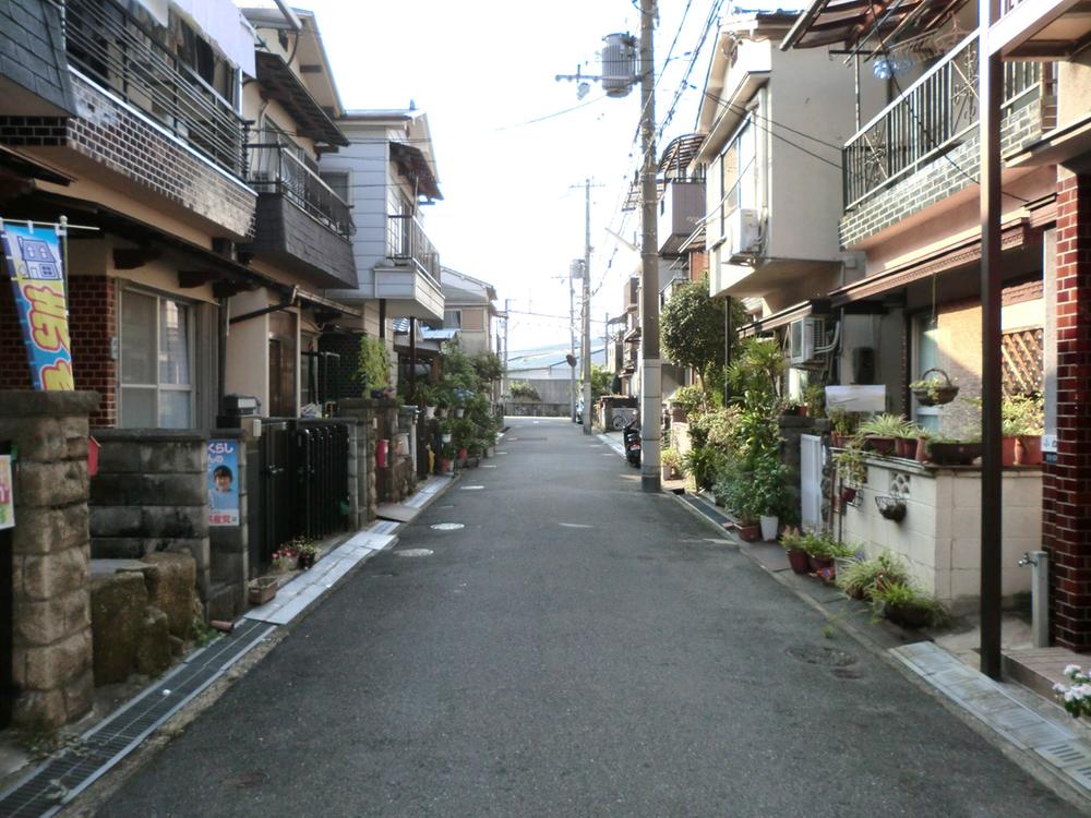 Local photos, including front road. Local (September 2012) shooting