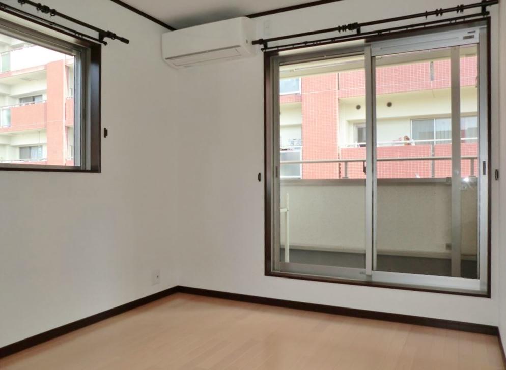 Non-living room. Bright two-sided lighting Western-style