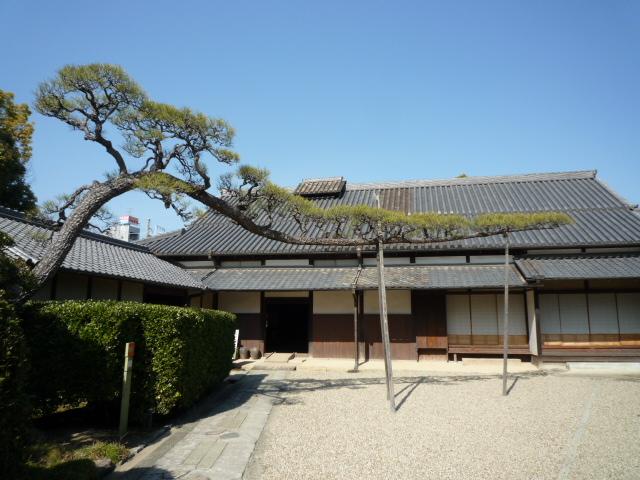 Other. There is an important cultural property "Konoike Nitta Kaisho" is to Ekiminami side. The figure is makes you feel the history of the town that almost no change from 1707.