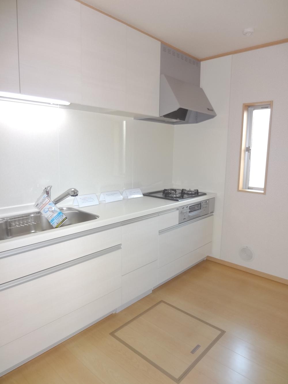 Kitchen. Indoor (12 May 2013) Shooting ・ Stand-alone kitchen with enhanced No. 1 place ◎ private property. No. 2 place is the face-to-face kitchen.