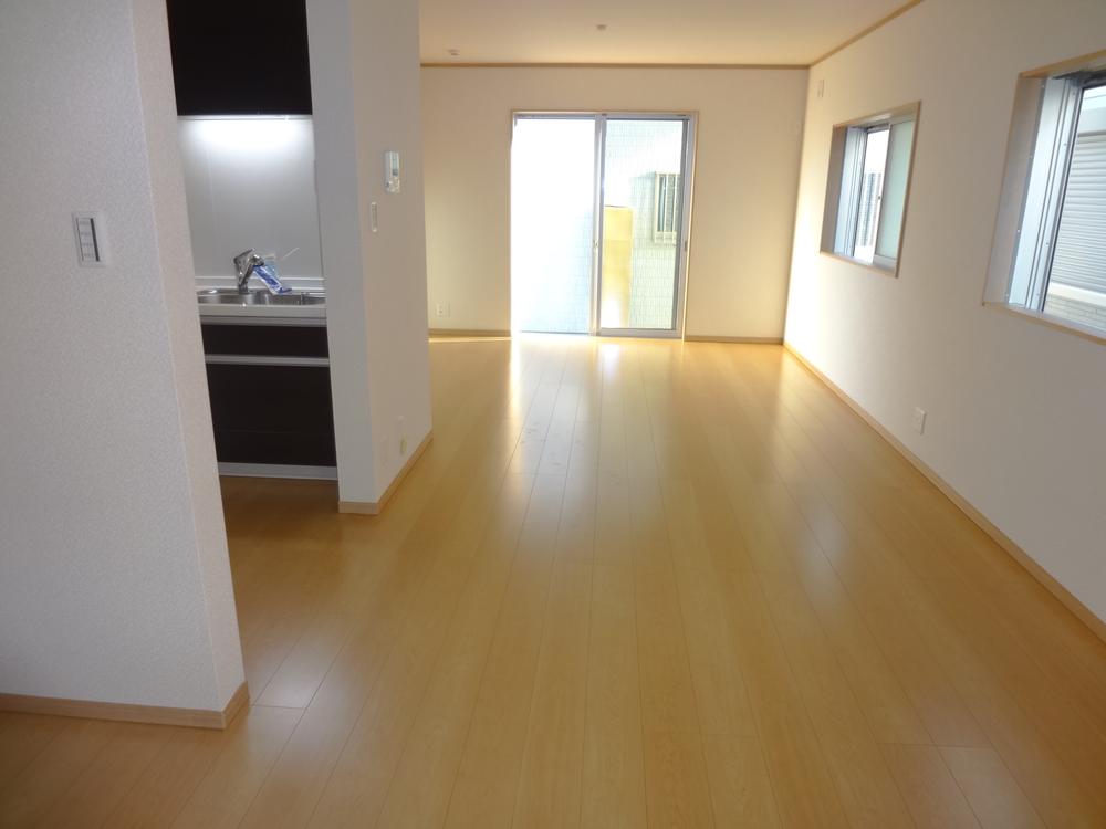 Living. Indoor (12 May 2013) Shooting ・ No. 3 place ◎ to the kitchen and living room with floor plan with a sense of unity, Since the views of the whole room, Also safe playing children anywhere. Flow line of housework is also a good Mrs. eyes design.