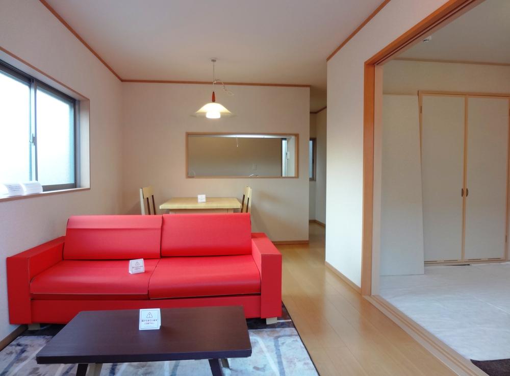 Living. Indoor (12 May 2013) Shooting ・ No. 2 place ◎ furniture sample has entered! There are large windows on the south side, Good per yang. Also, It features Japanese-style in the living room, You can stay in a wide space with a sense of unity.