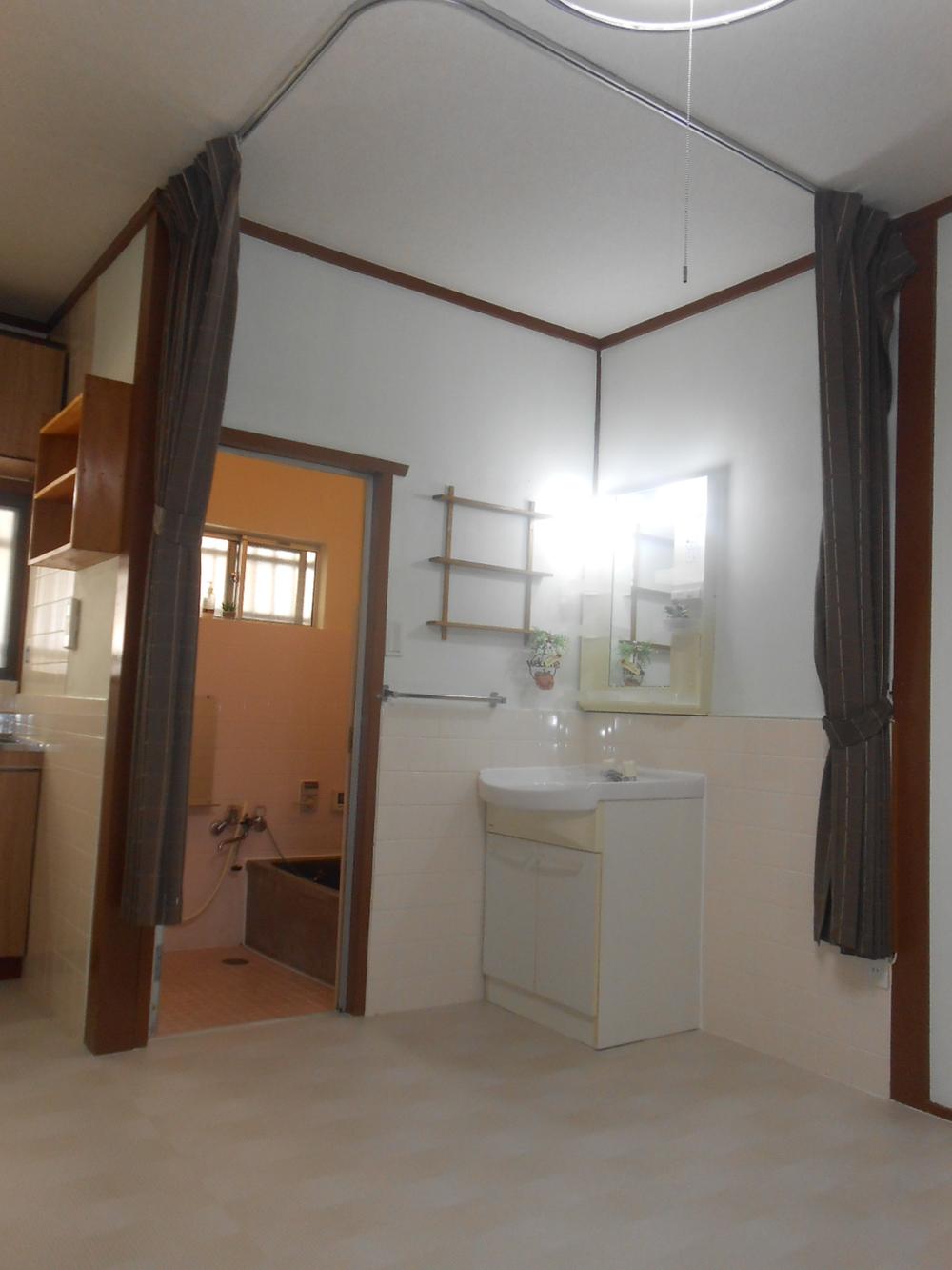 Wash basin, toilet. It is clean basin