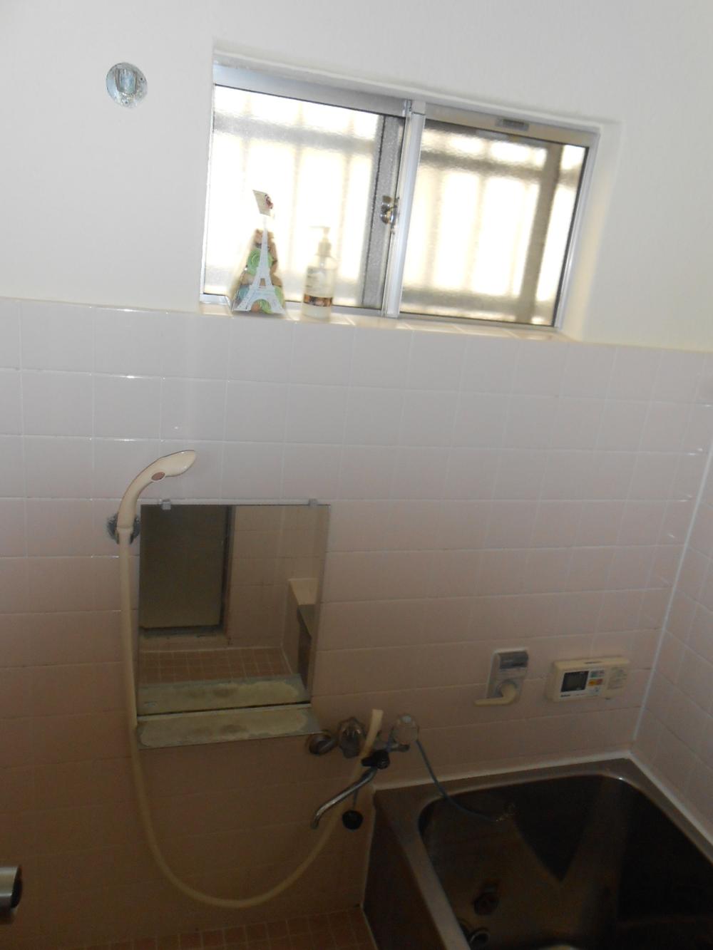 Bathroom. Bathroom also Pikkapika