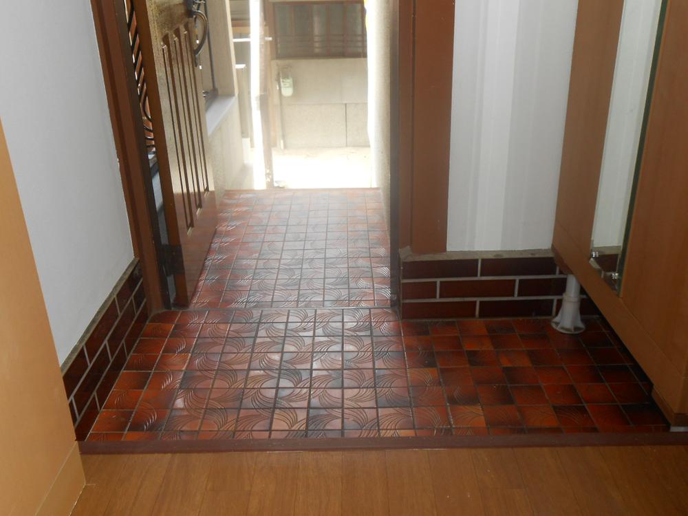 Entrance. Shiny Even entrance