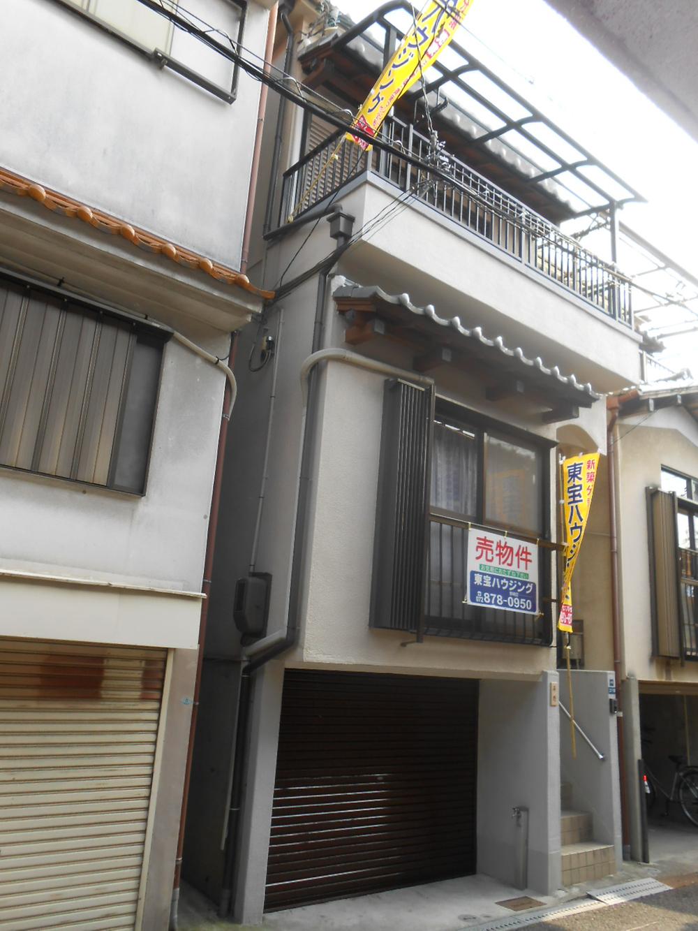 Local appearance photo. Clean appearance