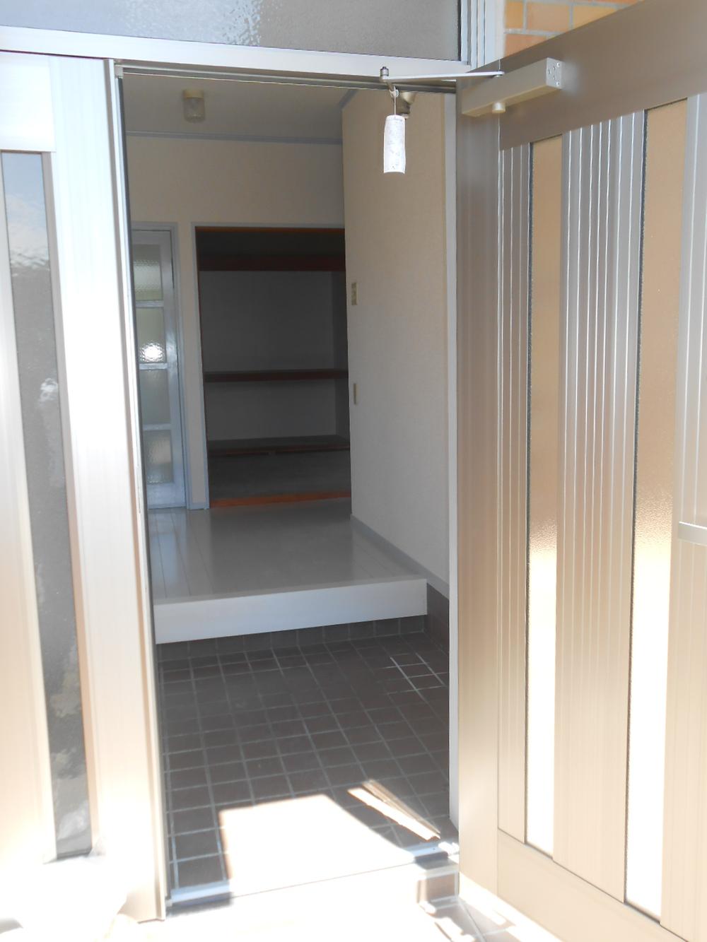 Entrance. New to the door door! 