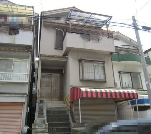 Local appearance photo.  ☆ There is a garage with shutter