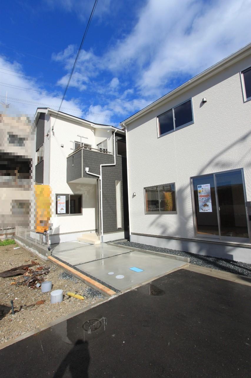 Local photos, including front road. ◆ local