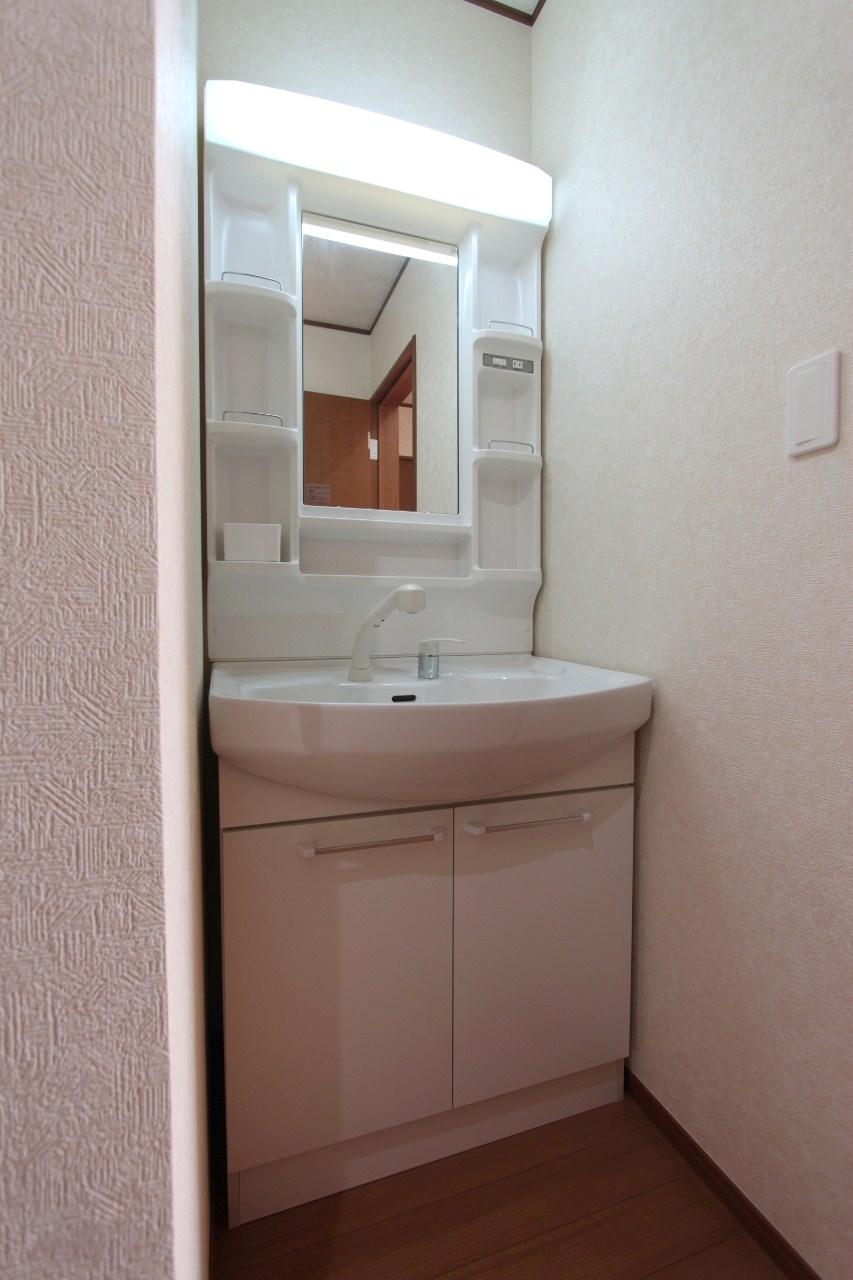 Wash basin, toilet. ◆ Wash