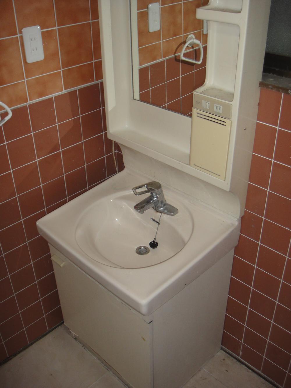 Wash basin, toilet. bathroom