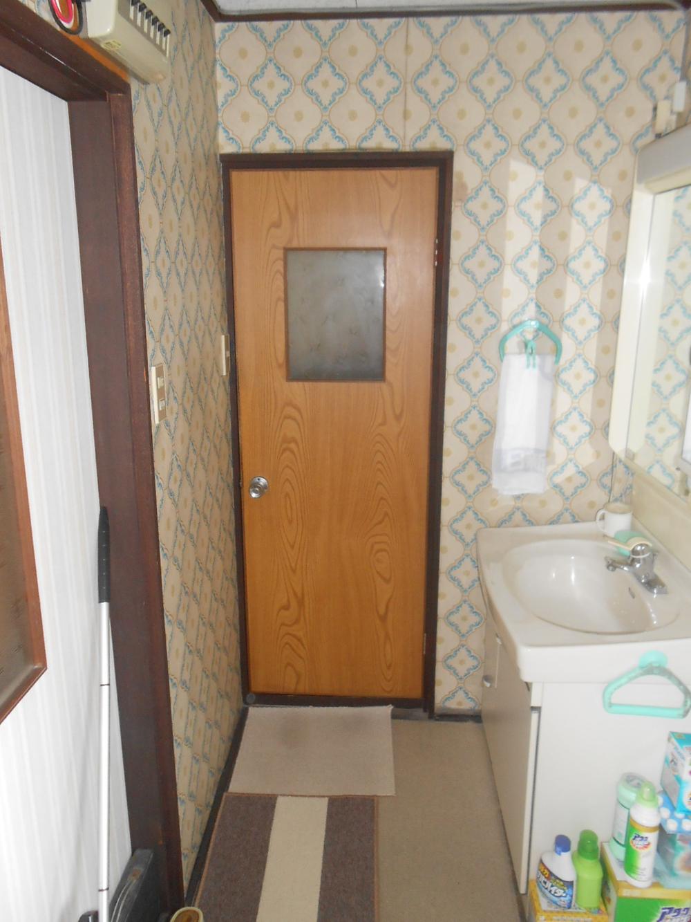 Wash basin, toilet. Indoor (June 2013) Shooting