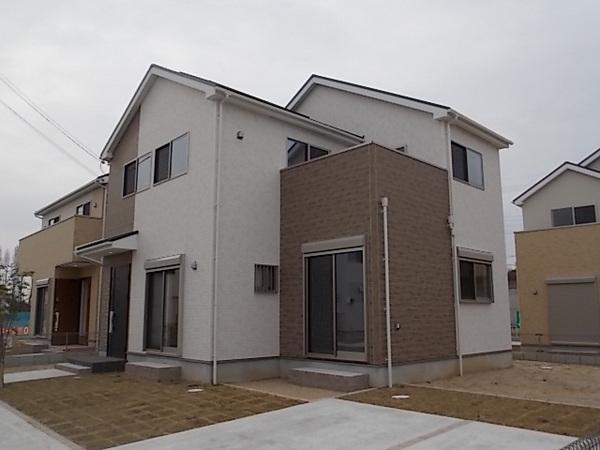 Same specifications photos (appearance). It is with a solar power house