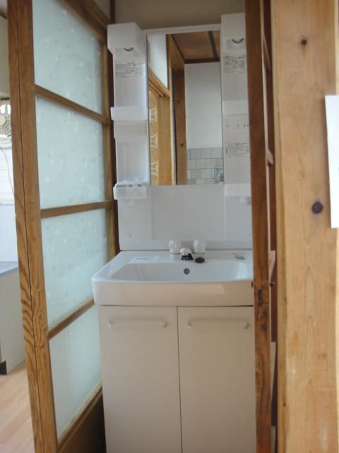 Wash basin, toilet. Indoor (February 2013) Shooting