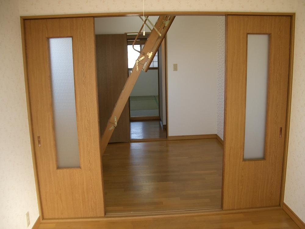 Non-living room. This is the third floor of the Western-style. It comes with stairs up to the loft