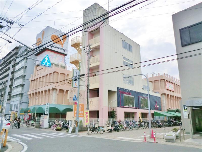 Supermarket. 558m to Daiei Gourmet City Shijonawate shop