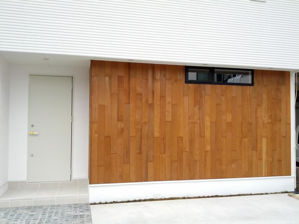 Local appearance photo. Use the plaster and solid paneling to the front door.