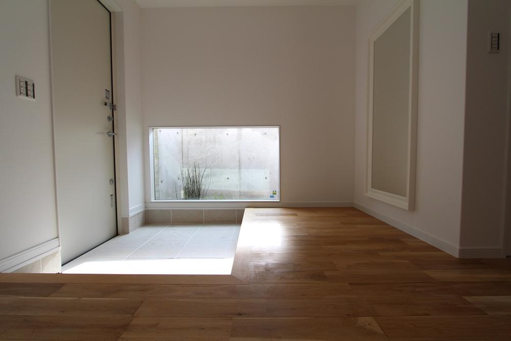 Entrance. Entrance is very wide in the L-shaped stile.