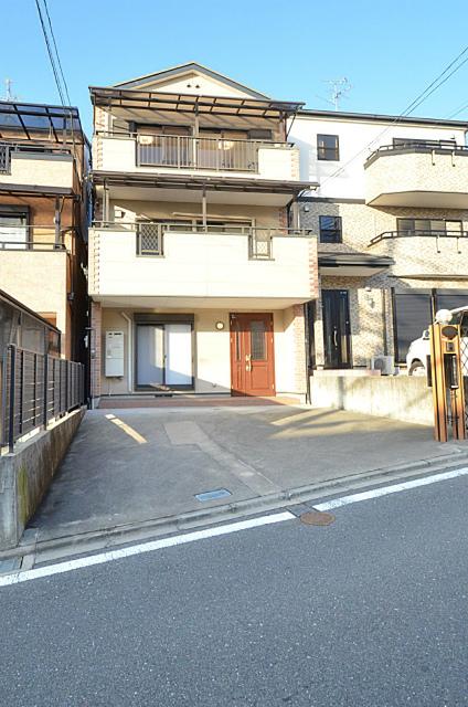 Local appearance photo. Local (11 May 2013) Shooting