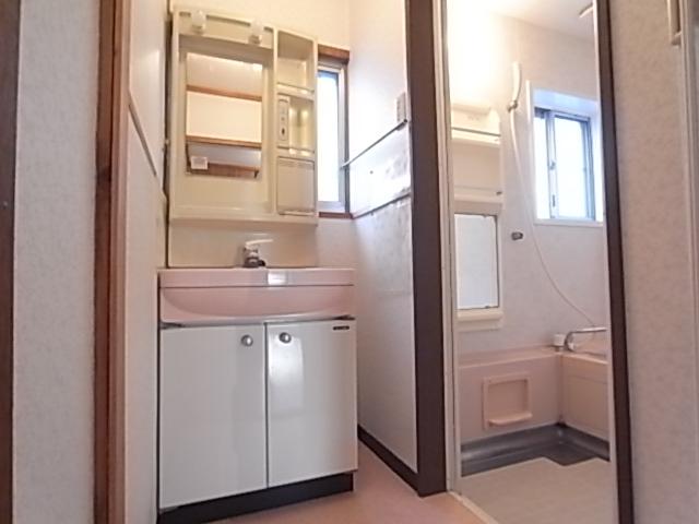 Wash basin, toilet.  ◆ Wash basin