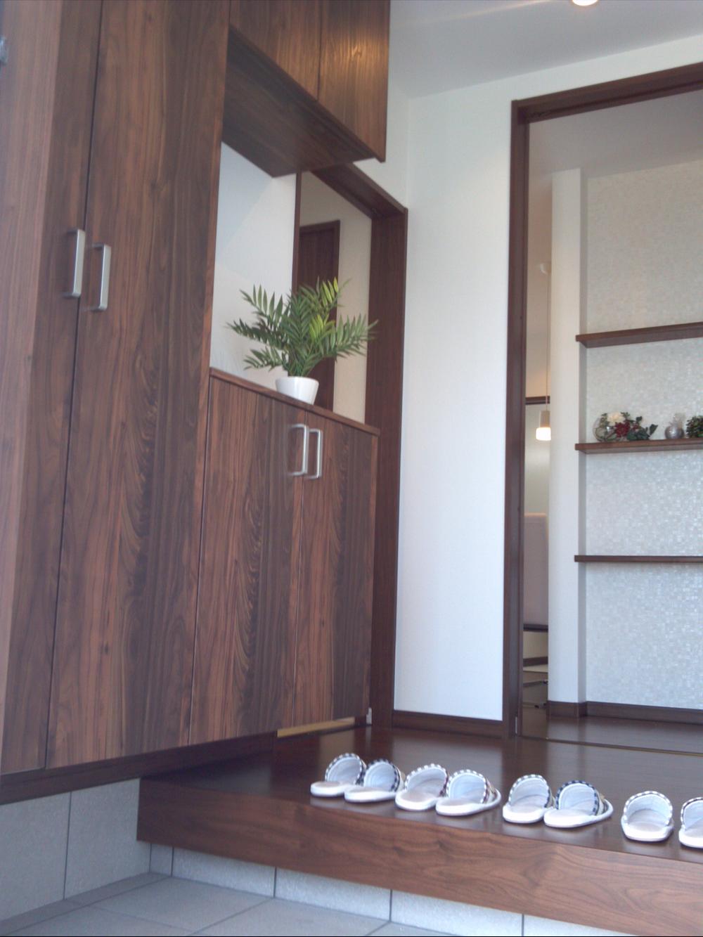 Entrance. Entrance storage of large capacity! You can choose according to the entrance of the size.