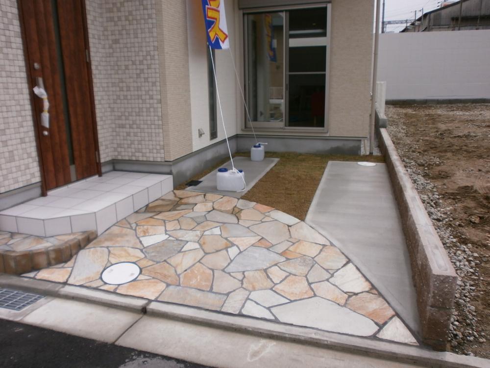 Parking lot. It has become a fashionable outside structure! (No. 4 locations)