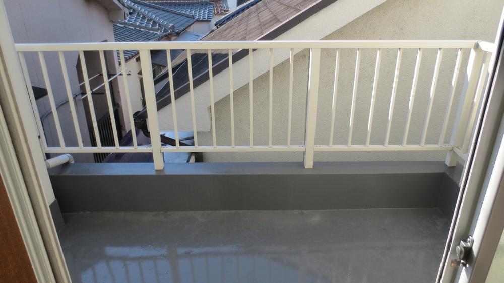 Balcony. 3 is a floor balcony.