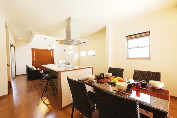 Living. Relaxed some dining! Of course, as a place for family gatherings, On top of your neighborhood like teaser alignment, Is How about mom Friends?