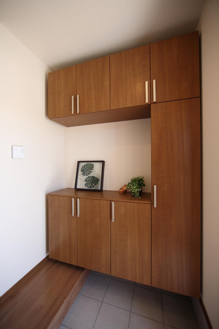 Entrance. Large shoes BOX also standard equipment! Why do not you pick a customer in clear some space?