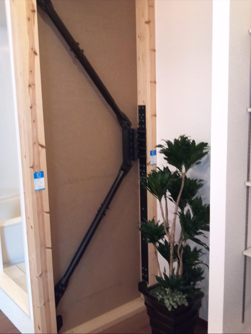 exhibition hall / Showroom. You can also see a seismic hardware K brace of our adoption.