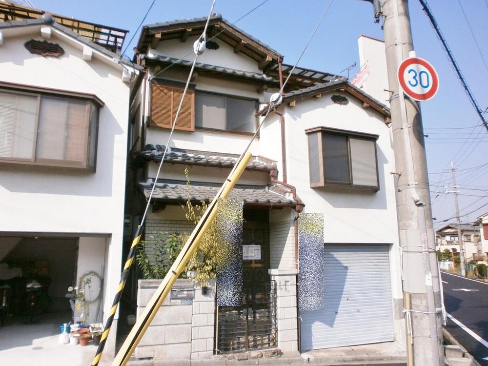 Local appearance photo. East-west two-sided free