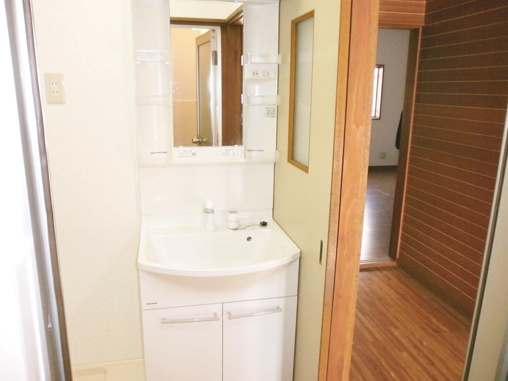 Wash basin, toilet. Wash basin had made