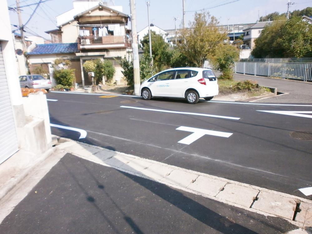 Local photos, including front road. North road spacious