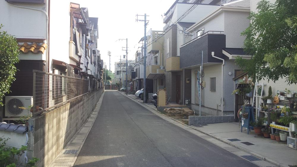 Local photos, including front road. Less car street Also play with confidence children