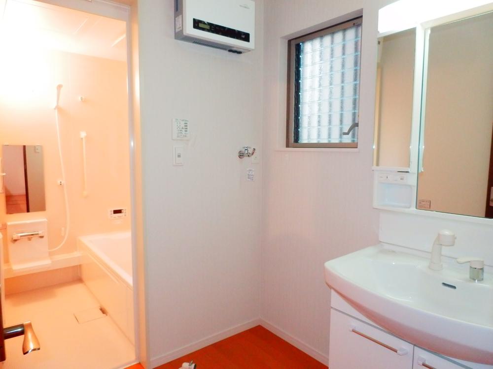 Same specifications photos (Other introspection). Washroom construction cases