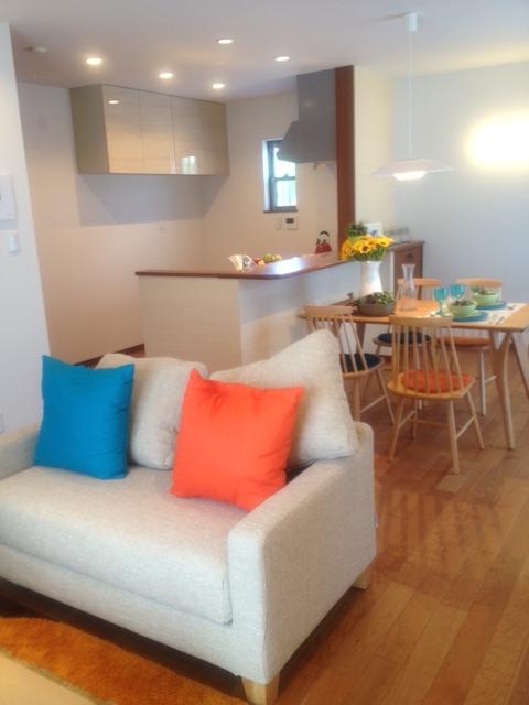 Living. We are living in east. Especially in the morning of a pleasant light director makes a refreshing is no tall building.