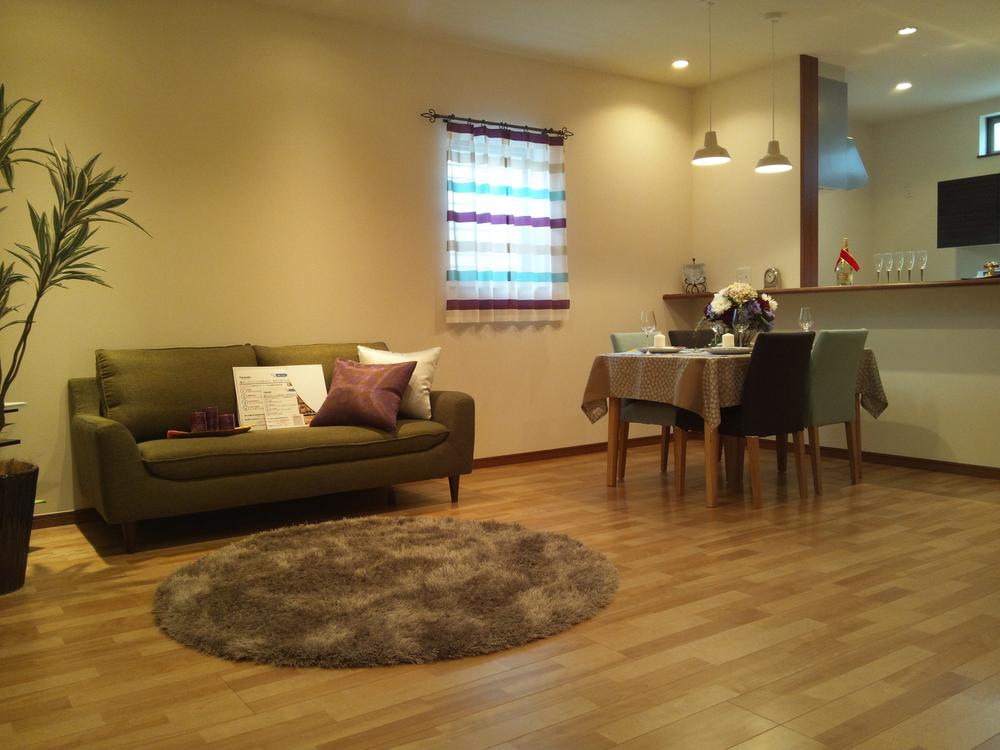 Model house photo. Anyway wide! In conjunction with the study corner, Space of the room is awaits you. (New model house)