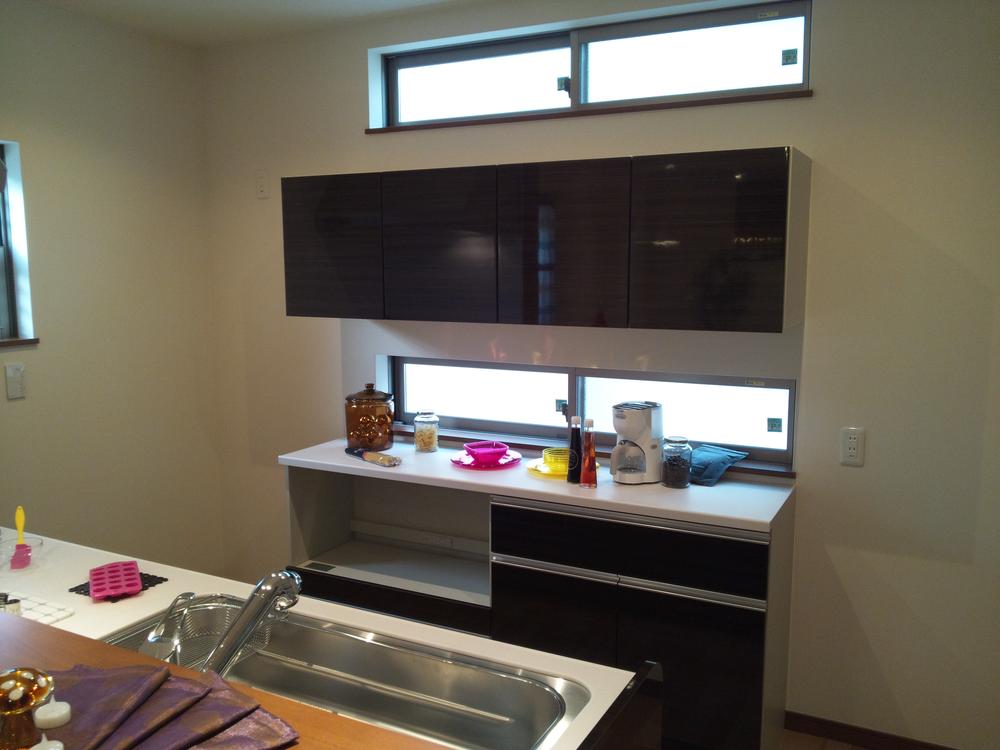 Model house photo. The face-to-face kitchen, A dedicated cupboard of We prepared. Bright and functional kitchen. (New model room)