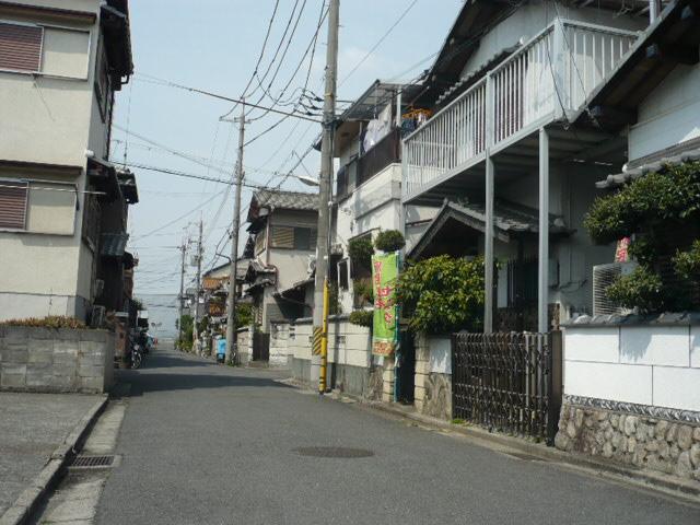 Local photos, including front road. Wide front road